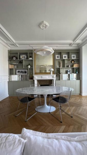 Grand appartement Haussmannien à 12 min de Paris - chic spacious classic Parisian apartment